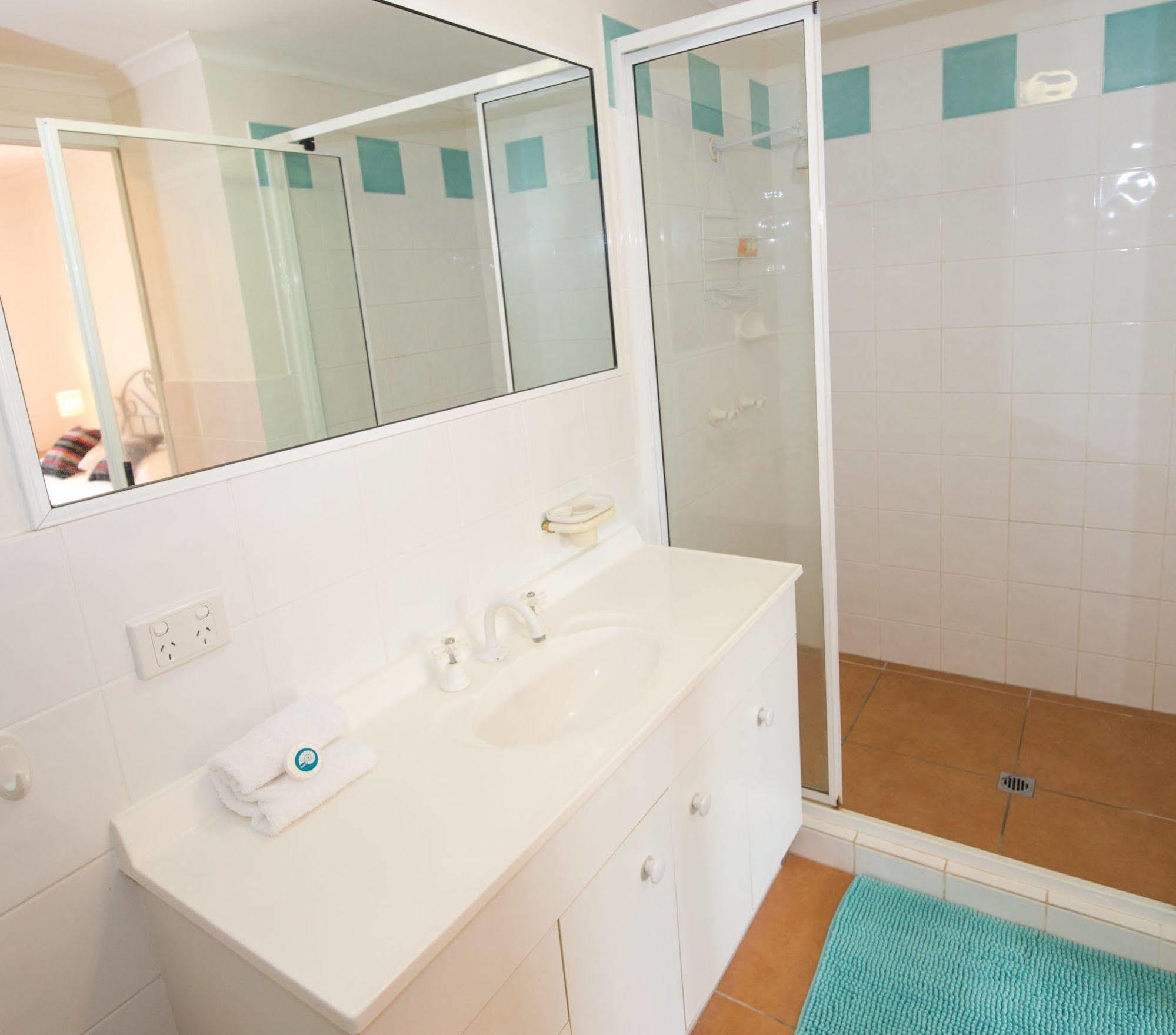 At Beach Court Holiday Villas Airlie Beach Exteriér fotografie